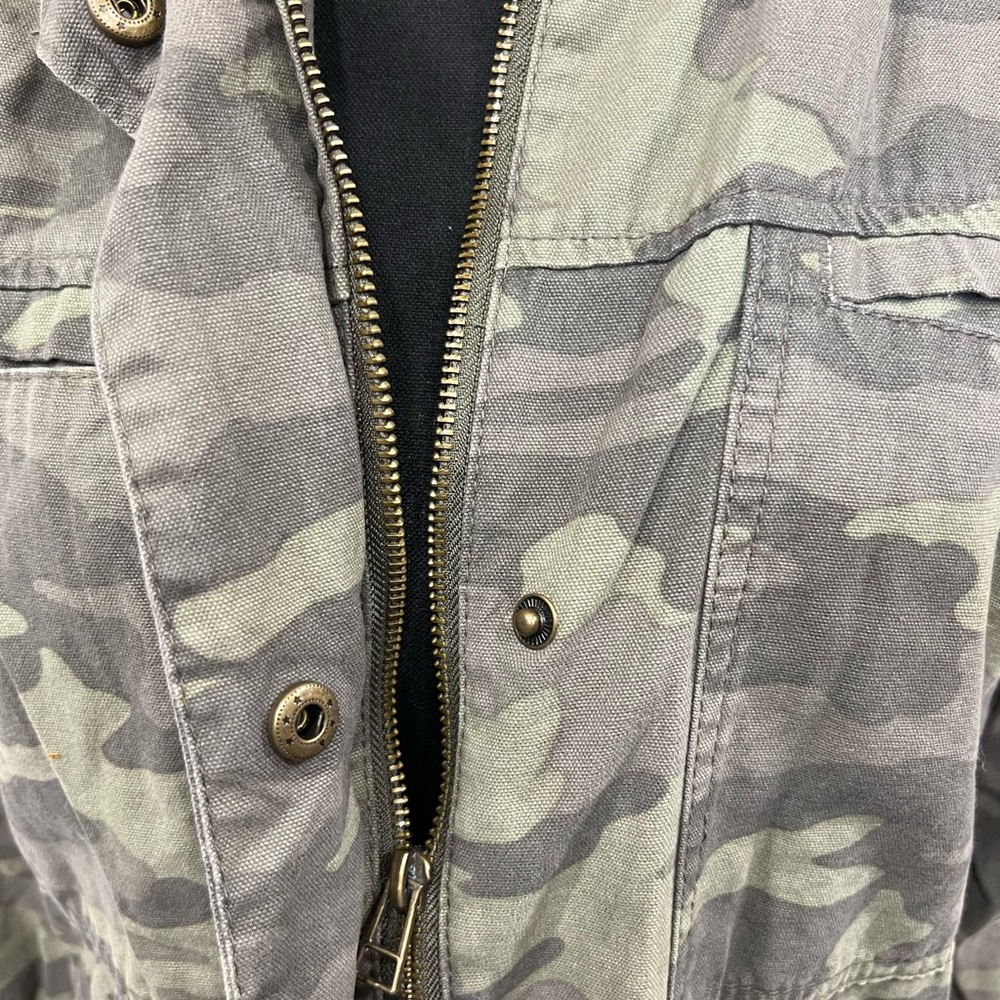 Universal Thread Green Utility Jacket with Camouflage Pattern - Picture 2 of 9